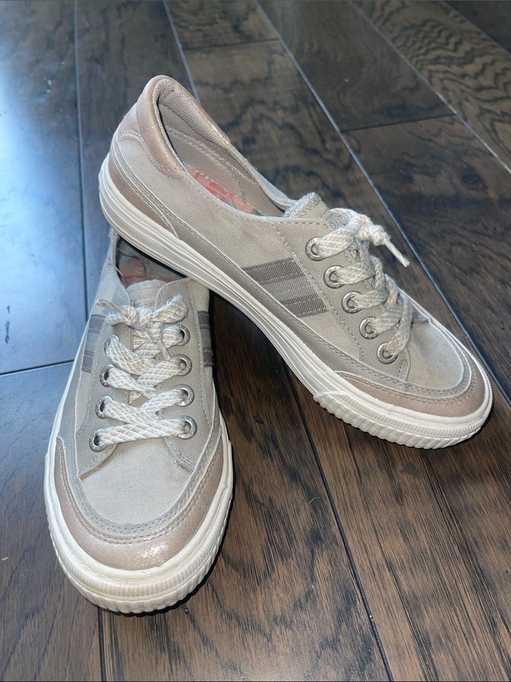 Women's Low-Top Lace-Up Sneakers in Light Taupe